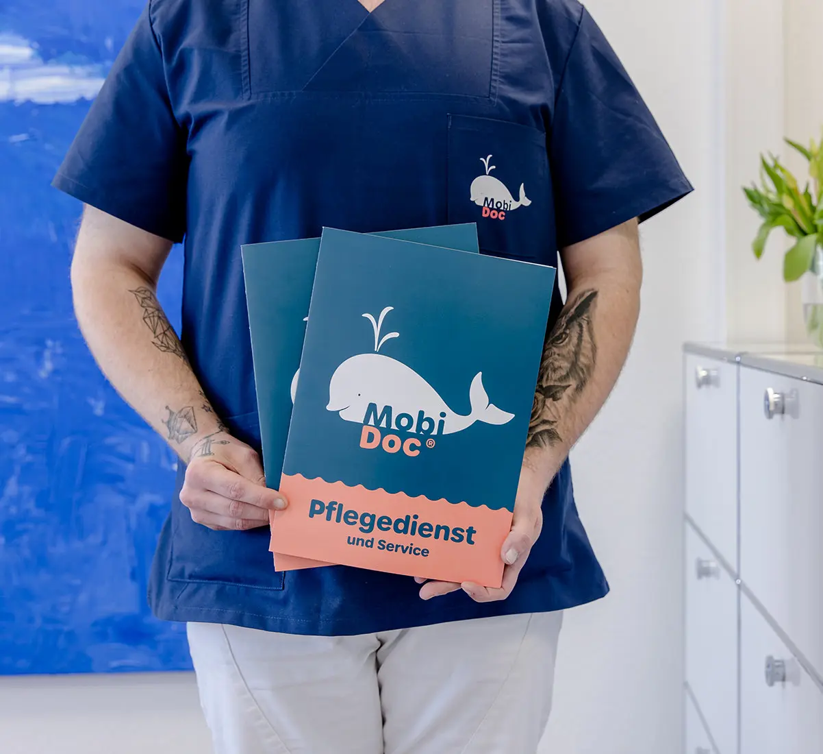 Mitarbeiter mit Mobidoc Broschüre über Pflegedienst und Service in der Hand
